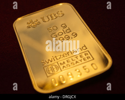 Un lingot d'or 50g émis par la banque suisse UBS. Banque D'Images