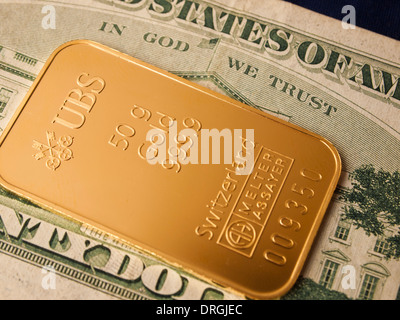 Un lingot d'or 50g émis par la banque suisse UBS sur un US dollar note Banque D'Images