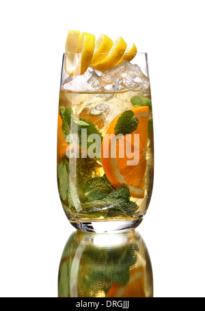 Verre de cocktail avec de l'orange et menthe Banque D'Images