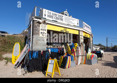 T J's Surf Shop sur la plage de Polzeath, Cornwall, Angleterre, Royaume-Uni Banque D'Images