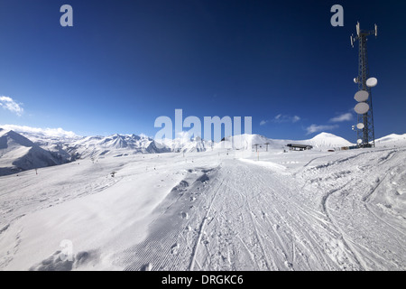 Ski Ratrac road à nice bien jour. Montagnes du Caucase. La Géorgie, ski de Gudauri. Vue grand angle. Banque D'Images