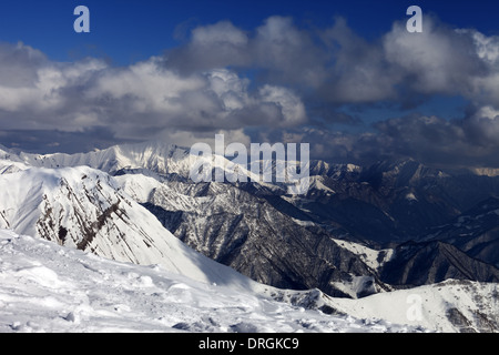 Soleil d'hiver montagnes dans les nuages. Montagnes du Caucase, la Géorgie, ski de Gudauri. Banque D'Images