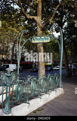 La station de métro Art nouveau à Paris entrée Banque D'Images