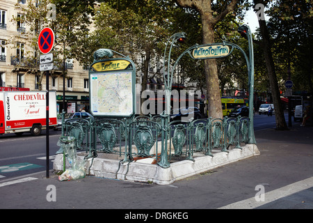 La station de métro Art nouveau à Paris entrée Banque D'Images