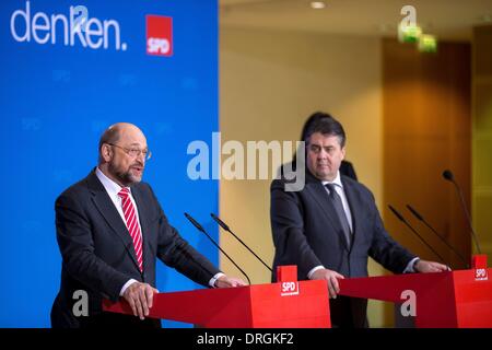 Berlin, Allemagne. 25 Jan, 2014. Après la réunion des responsables du parti SPD, Sigmar Gabriel (SPD) et Martin Schulz, Chef ( Président du Parlement européen) Communiqué de presse sur ''SPD Europa Conférence délégués'' et sur ''Le Congrès national extraordinaire du SPD'' (qui seront réalisées sur le jour suivant) au siège du SPD à Berlin. / Photo : Sigmar Gabriel (SPD), chef du parti SPD allemand et ministre de l'économie et de l'énergie, et Martin Schulz (SPD), Président du Parlement européen et de l'exécutif de la SPD pour l'Union européenne, lors de la déclaration à la presse à Berlin, le Jan Banque D'Images