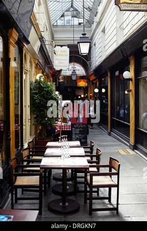 Restaurants en arcade à Paris Banque D'Images