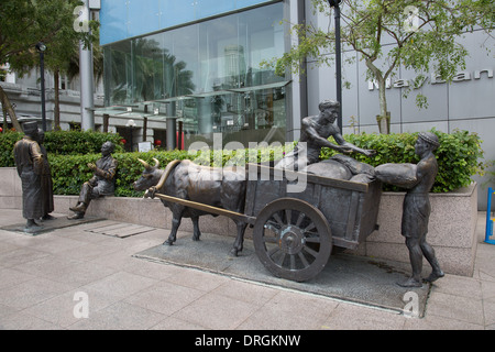 Sculpture en bronze, marchands de la rivière Flint Street, Fullerton Square, Boat Quay, Singapour, en Asie du sud-est. Banque D'Images