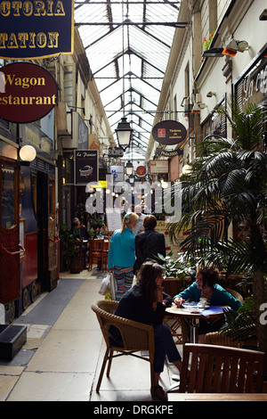 Restaurants en arcade à Paris Banque D'Images