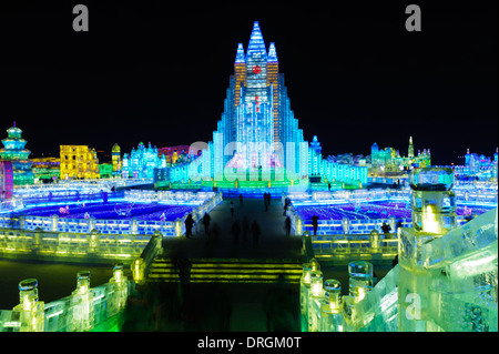 La 30e Harbin International Ice and Snow Sculpture Festival en 2014. La Chine. Réplique de l'église Hallgrimskirkja en Islande. Banque D'Images