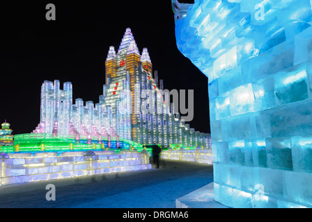 La 30e Harbin International Ice and Snow Sculpture Festival en 2014. La Chine. Réplique de l'église Hallgrimskirkja en Islande. Banque D'Images