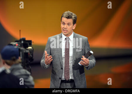 Karlsruhe, Allemagne. 25 Jan, 2014. Présentateur Markus Lanz héberge le germen jeu télévisé "Wetten, dass. ?' (lit. Wanna bet que. ?) sur la télévision publique allemande ZDF à Karlsruhe, Allemagne, 25 janvier 2014. Photo : Uli Deck/dpa/Alamy Live News Banque D'Images