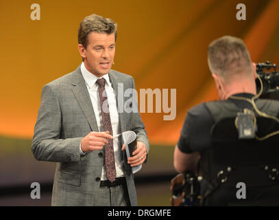 Karlsruhe, Allemagne. 25 Jan, 2014. Présentateur Markus Lanz héberge le germen jeu télévisé "Wetten, dass. ?' (lit. Wanna bet que. ?) sur la télévision publique allemande ZDF à Karlsruhe, Allemagne, 25 janvier 2014. Photo : Uli Deck/dpa/Alamy Live News Banque D'Images