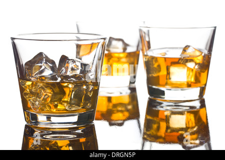 Trois verre de whiskey sur fond blanc Banque D'Images