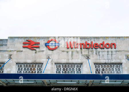 Londres, Royaume-Uni - 18 janvier : Détail de la façade de la gare de Wimbledon. 18 janvier 2014 à Londres. Banque D'Images