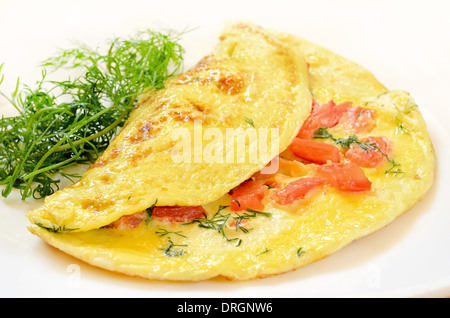 Omelette aux tomates et fines herbes on white plate Banque D'Images