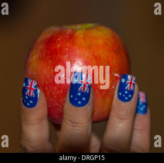 Hand holding apple avec nail art du drapeau australien Banque D'Images