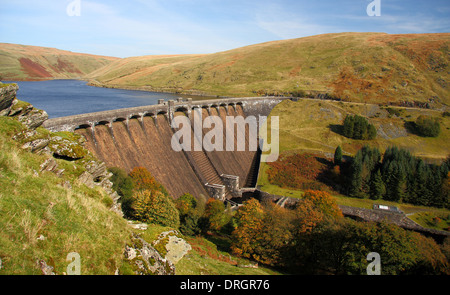 Vue sur Claerwan et Caban Coch barrage réservoir, Elan Valley, Galles, Royaume-Uni - au début de l'automne (septembre) Banque D'Images