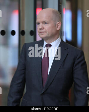 Londres, Royaume-Uni, 26 janvier 2014. William Hague vu quitter la BBC, Broadcasting House, siège de la BBC, à Portland Plac Banque D'Images