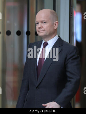 Londres, Royaume-Uni, 26 janvier 2014. William Hague vu quitter la BBC, Broadcasting House, siège de la BBC, à Portland Plac Banque D'Images