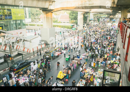 Bangkok, Thaïlande. 25 Jan, 2014. Les manifestants se rassemblent au centre commercial de Bangkok, près de la jonction Ratchaprasong. En ce qui concerne le lieu d'un marché thaïlandais de vente accessoires drapeau et toutes sortes de choses. Credit : kmt rf/Alamy Live News Banque D'Images