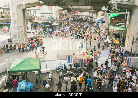 Bangkok, Thaïlande. 25 Jan, 2014. Les manifestants se rassemblent au centre commercial de Bangkok, près de la jonction Ratchaprasong. En ce qui concerne le lieu d'un marché thaïlandais de vente accessoires drapeau et toutes sortes de choses. Credit : kmt rf/Alamy Live News Banque D'Images