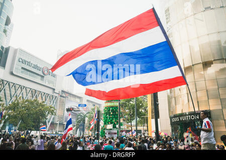 Bangkok, Thaïlande. 25 Jan, 2014. Les manifestants agitaient le drapeau de la Thaïlande au centre commercial de Bangkok, près de la jonction Ratchaprasong Banque D'Images