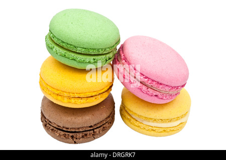 Pile de biscuits macarons multicolores isolé sur blanc. Banque D'Images