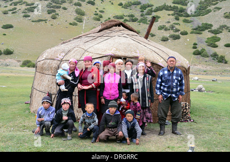 Famille kirghize devant leur yourte dans les montagnes du Sud Kirghizistan Banque D'Images