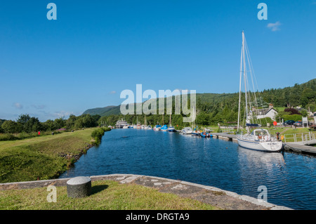 Yachts sur le Canal Calédonien à Dochgarroch nr Inverness Ecosse Highland Banque D'Images