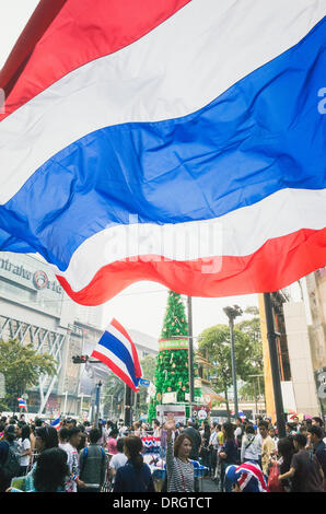 Bangkok, Thaïlande. 25 Jan, 2014. Les manifestants agitaient le drapeau de la Thaïlande au centre commercial de Bangkok, près de la jonction Ratchaprasong Banque D'Images