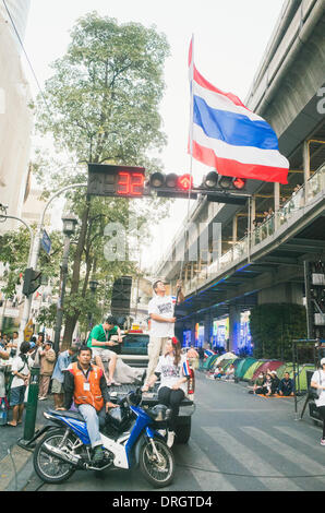 Bangkok, Thaïlande. 25 Jan, 2014. Les manifestants agitaient le drapeau de la Thaïlande au centre commercial de Bangkok, près de la jonction Ratchaprasong Banque D'Images