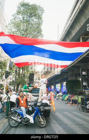 Bangkok, Thaïlande. 25 Jan, 2014. Les manifestants agitaient le drapeau de la Thaïlande au centre commercial de Bangkok, près de la jonction Ratchaprasong Banque D'Images