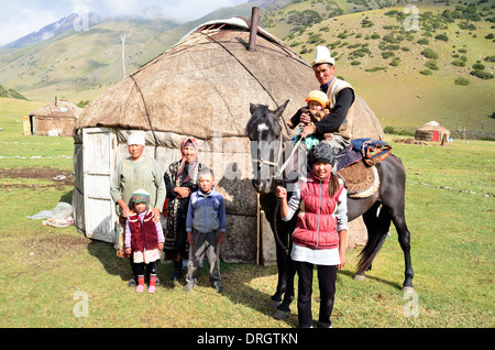 Famille kirghize devant leur yourte dans les montagnes du Sud Kirghizistan Banque D'Images