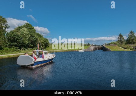 Navire de plaisance en passant par Crinan canal à écluses Dunardry ARGYLL & BUTE Ecosse Banque D'Images