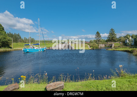 Yacht de luxe le long CrinanCanal à Dunardry Locks ARGYLL & BUTE Ecosse Banque D'Images