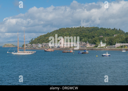 Location de bateaux et à l'ancre dans la baie d'Oban Oban ARGYLL & BUTE Ecosse avec St Columba's Cathedral Banque D'Images