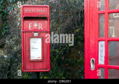 Une lettre rouge et collection phone box Turville village au Sud Est de l'Angleterre Buckinghamshire Bucks UK Banque D'Images