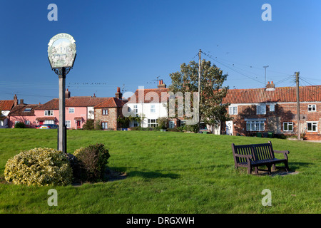 Sur le panneau du village vert, avec rangée de cottages aux côtés, Hempton, Norfolk Banque D'Images
