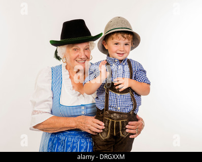 Bub und Seniorin dans Tracht - femme plus âgée et petit garçon en costume traditionnel Banque D'Images