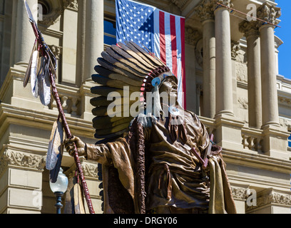 Dave McGary de sculpture du chef Washakie en face de la Wyoming State Capitol, Cheyenne, Wyoming, USA Banque D'Images