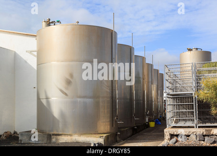 De grandes cuves à vin en dehors de Bodega del Vino El Grifo dans la région viticole de la Geria près de San Bartolome Lanzarote Iles Canaries Banque D'Images