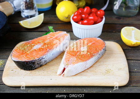 Deux tranches de saumon grillé sur un tableau noir, de l'alimentation libre Banque D'Images