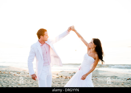 Am Strand Brautpaar auf Ibiza, Spanien - bridal couple at the Beach, Ibiza, Espagne Banque D'Images