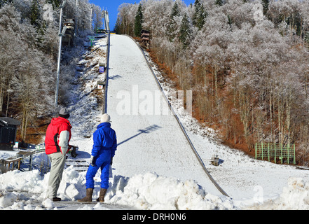 Un homme et une femme dans la crainte de la grande hauteur de Heini-Klopfer-Skiflugschanze-un saut à ski hill à Oberstdorf, Bavière, Allemagne Banque D'Images
