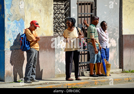 Les habitants de La Havane, Cuba pour le transport d'attente Banque D'Images