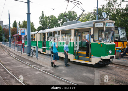 Ancien type de tramway à Stara quartier Ochota à Varsovie, Pologne Banque D'Images