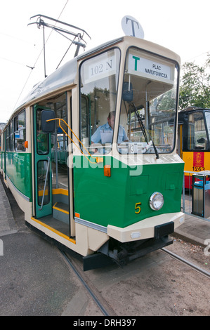 Ancien type de tramway à Stara quartier Ochota à Varsovie, Pologne Banque D'Images