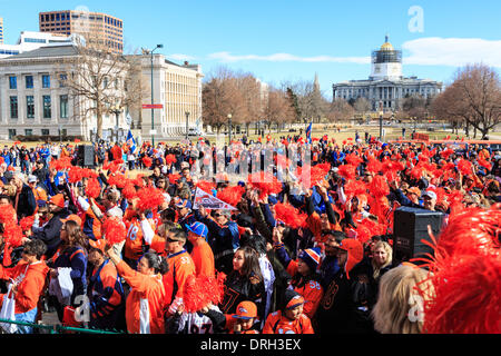 Denver, Colorado, États-Unis. 26 janvier, 2014. Fans applaudir les Denver Broncos lors d'un rassemblement qui souhaitent les Denver Broncos bien dans le prochain Superbowl. Credit : Ed Endicott/Alamy Live News Banque D'Images