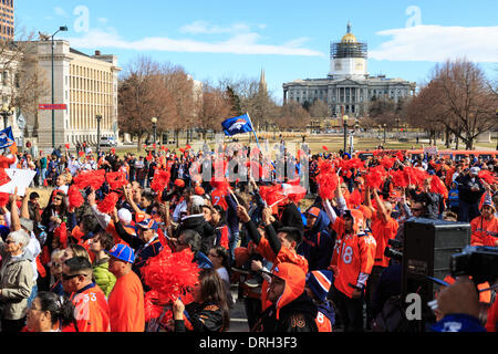 Denver, Colorado, États-Unis. 26 janvier, 2014. Fans applaudir les Denver Broncos lors d'un rassemblement qui souhaitent les Denver Broncos bien dans le prochain Superbowl. Credit : Ed Endicott/Alamy Live News Banque D'Images