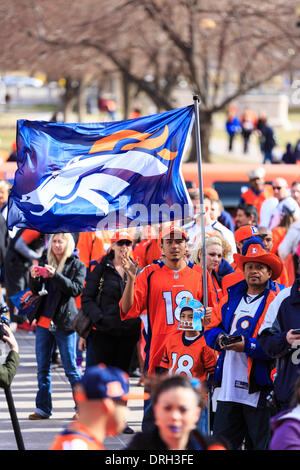 Denver, Colorado, États-Unis. 26 janvier, 2014. Attente des fans de signer une bannière pour les Broncos de Denver à un rassemblement qui souhaitent les Denver Broncos bien dans le prochain Superbowl. Credit : Ed Endicott/Alamy Live News Banque D'Images